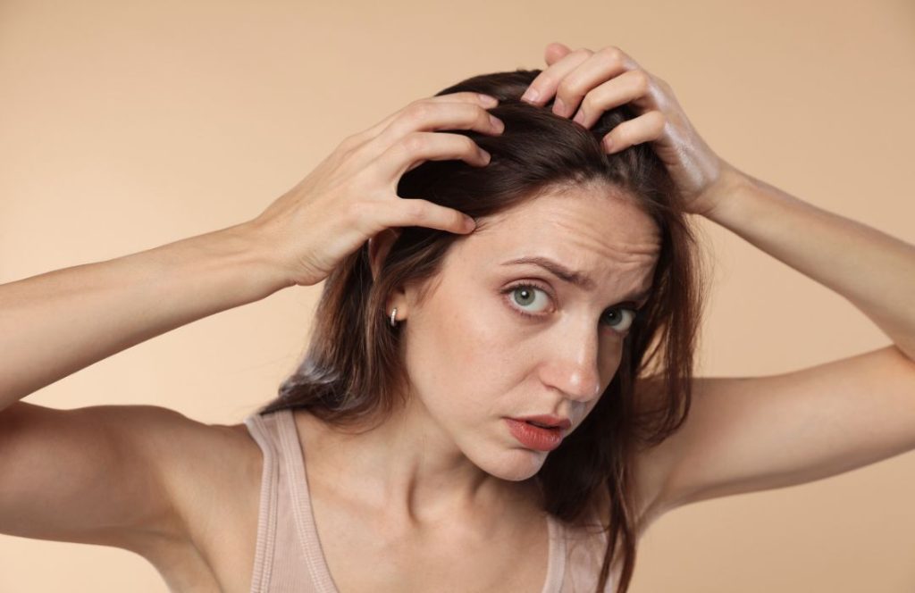 נשירת שיער פתאומית: תסמינים, אבחון וכיצד לטפל בצורה נכונה